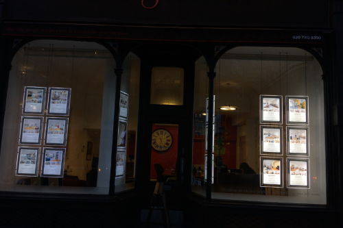 Schaufenster Display mit LED Acryl- Taschen und Mediaplayer 22