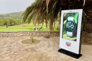 Digitale Outdoor Infostele 55″ mit PCAP Touchscreen