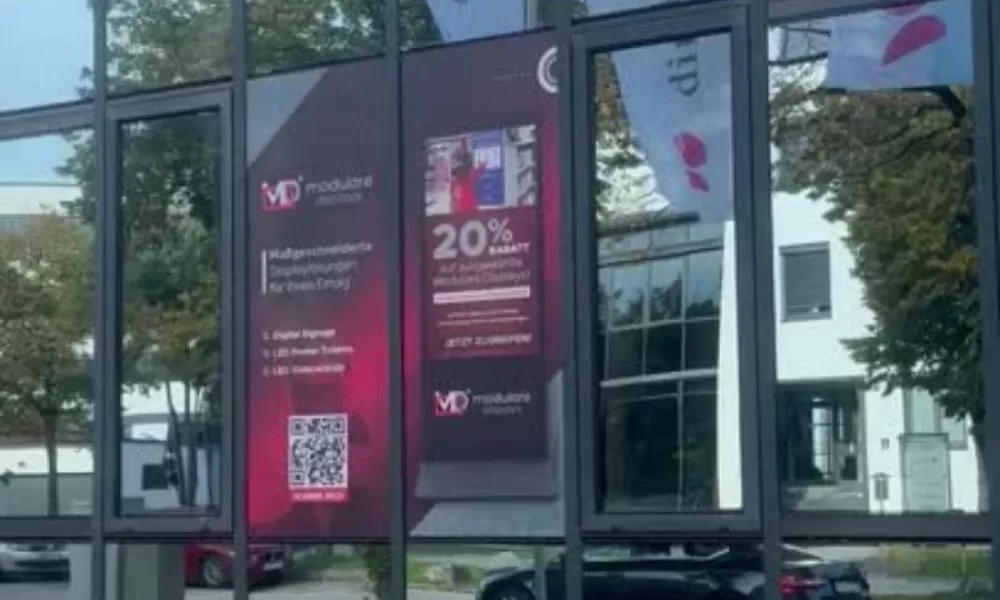 Entdecken Sie unsere digitalen Werbedisplays und Info-Stelen im Modulare Displays® Showroom München