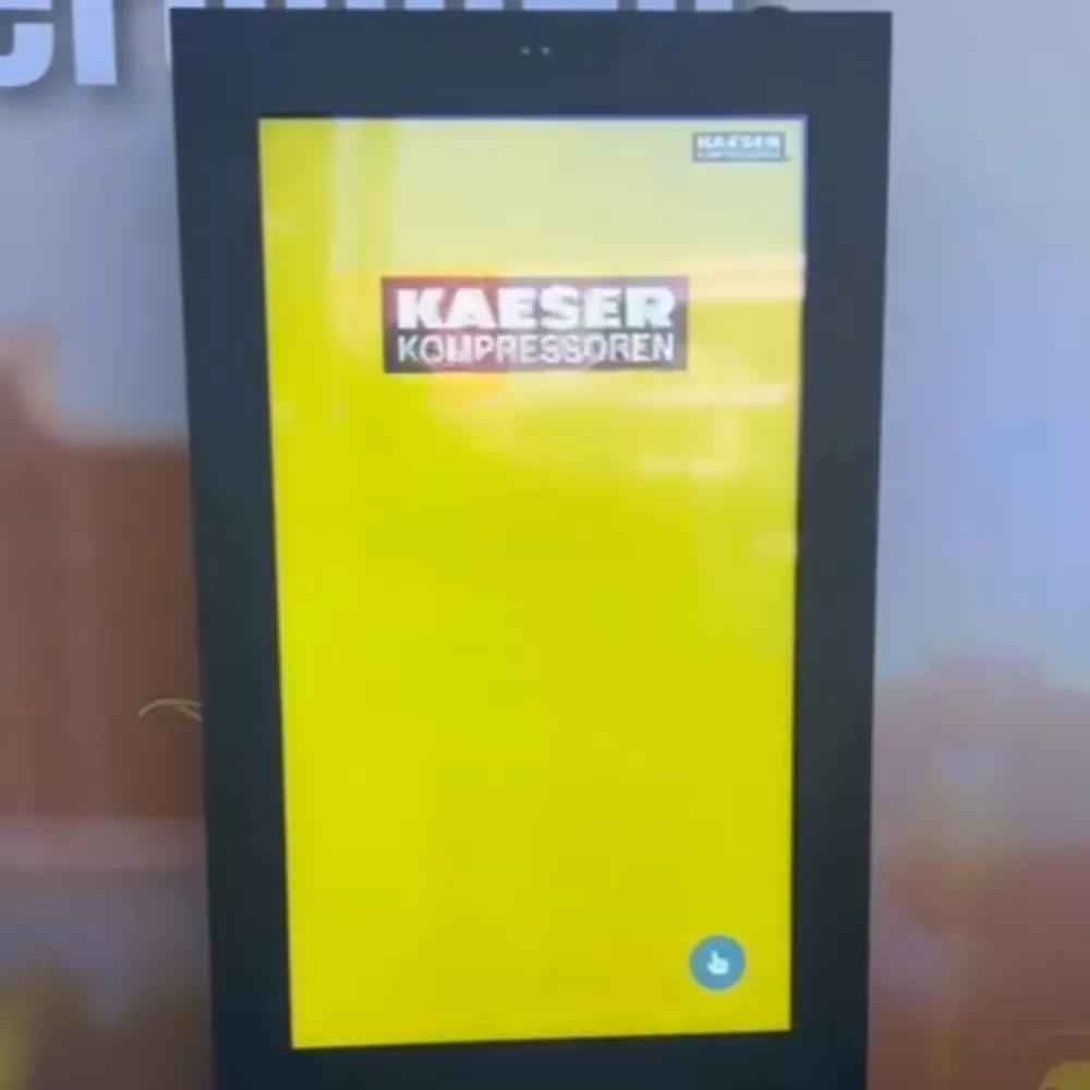 Digitale Outdoor-Infostelen auf der Bauma München 2025: Käser Kompressoren überzeugt mit wetterfeste