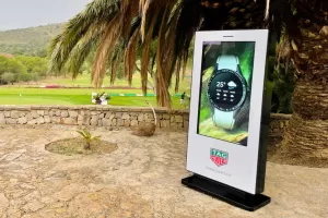 Digitale Outdoor Infostele 55″ mit PCAP Touchscreen