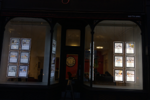 Schaufenster Display mit LED Acryl- Taschen und Mediaplayer 22